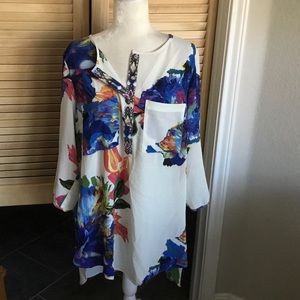Floral Henley collar, high-low tunic.